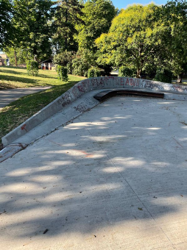 Kalemegdan Curved Bank skate spot