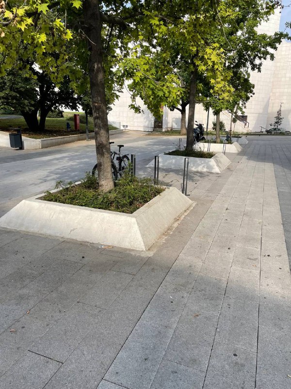 Serbian National Theatre Ledges skate spot