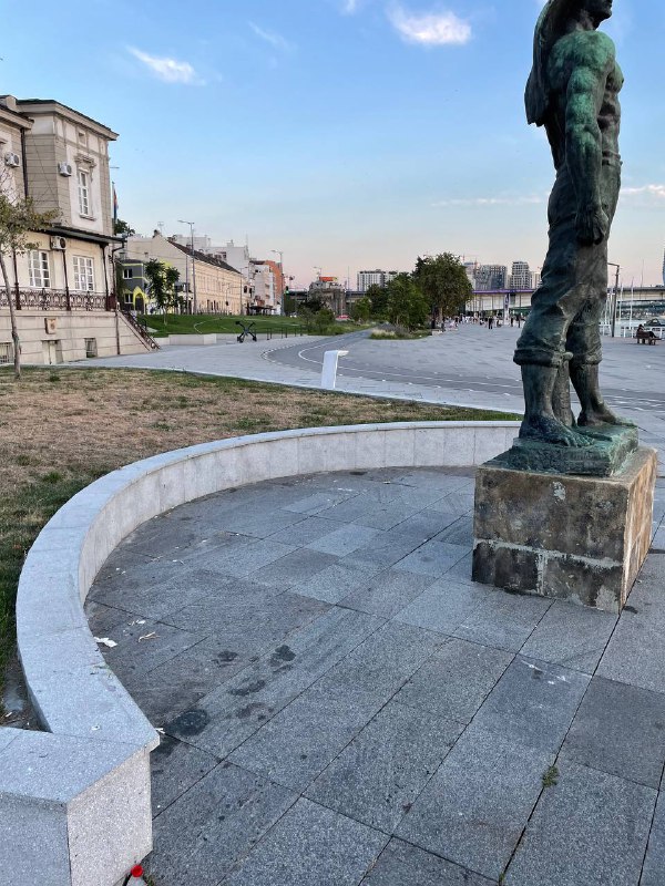 Karađorđeva Curved Ledge skate spot